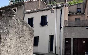 La maison rue Nadaud, au pied des remparts